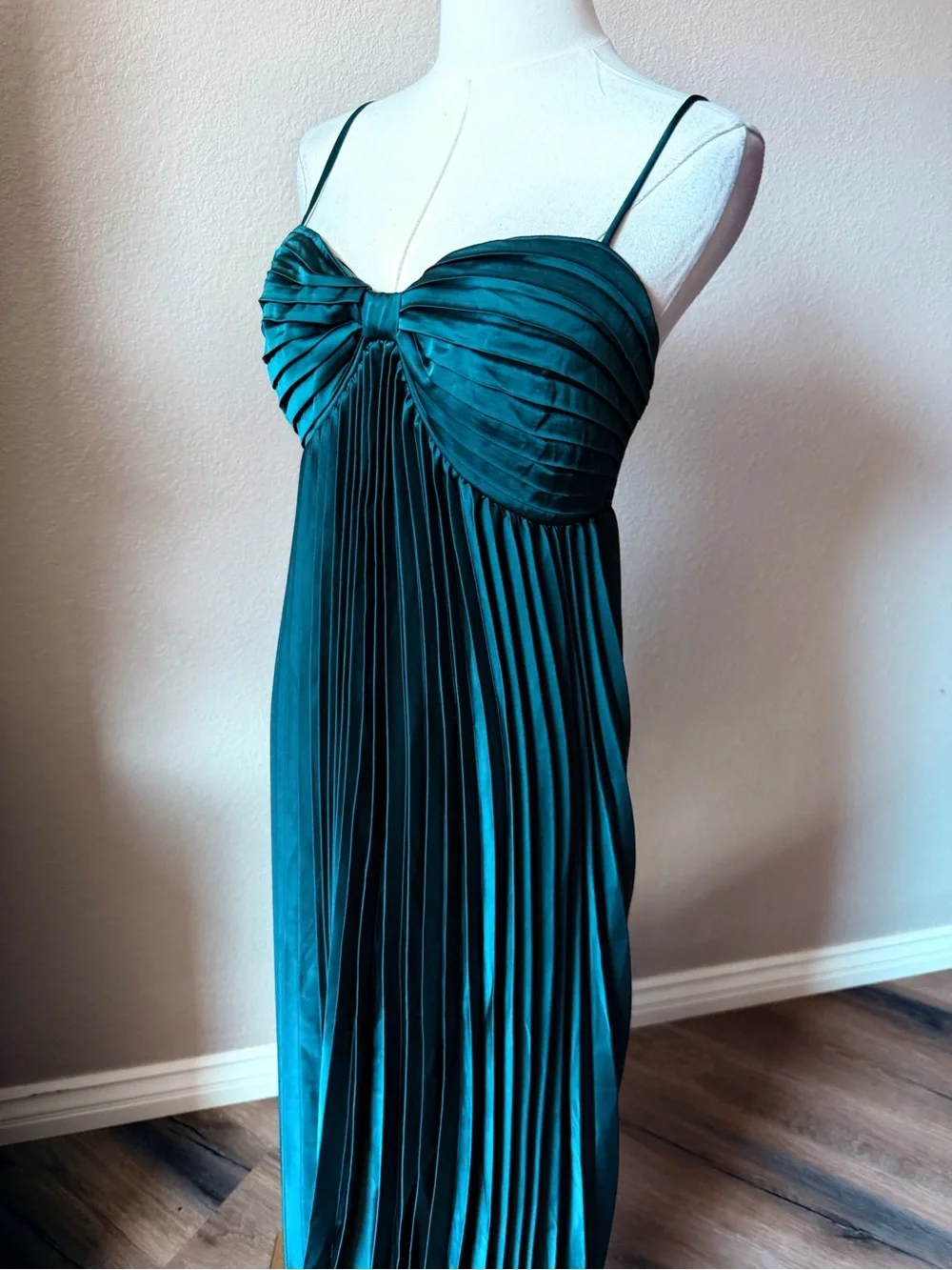 NWT Petal & Pup Vikki Emerald Green Pleated High-Low Slip Dress Size 8 - Picture 4 of 16